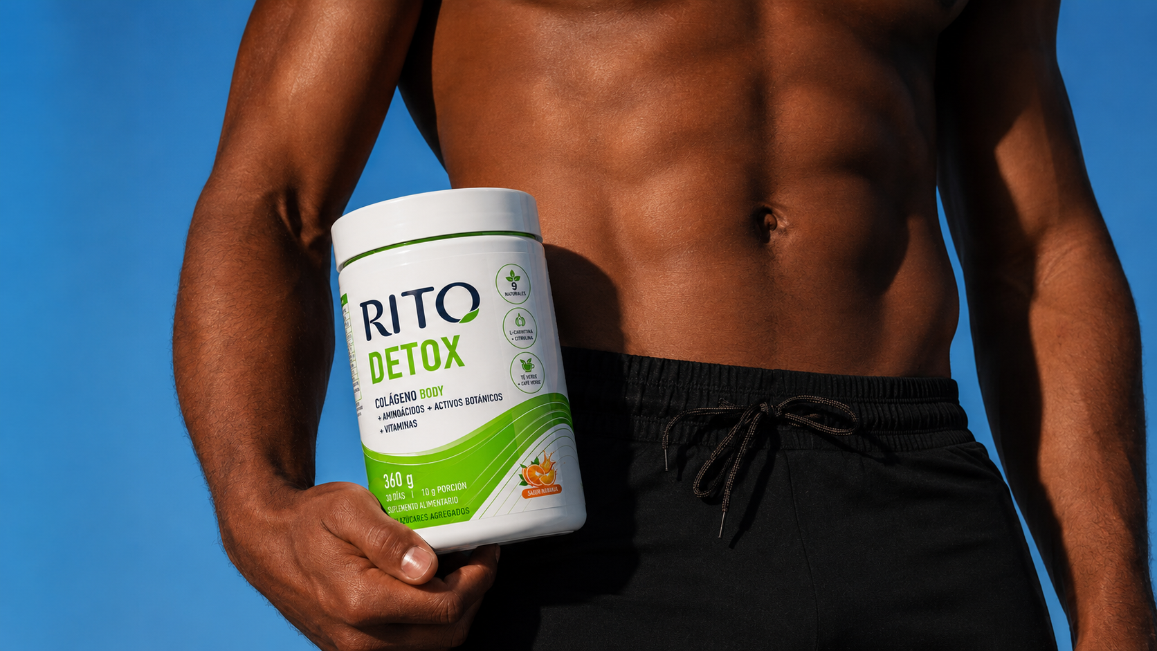 Hombre sosteniendo el pote de RITO Detox sobre un fondo azul